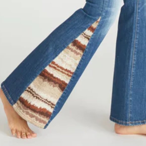 Driftwood Farrah Flare Jeans in Woodland 28 - Picture 5 of 16